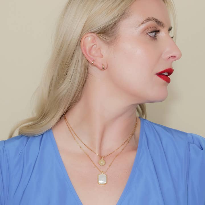 Guldfyldte Huggies for engroshandel hos Ashley Schenkein Jewelry Design