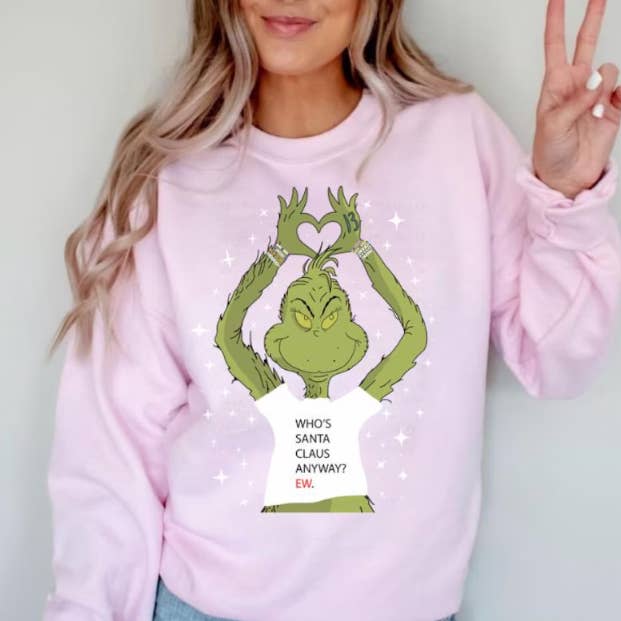 Sudadera navideña The Grinch Taylor Swift Hand Hearts para venta al por mayor de The Detailed Diva