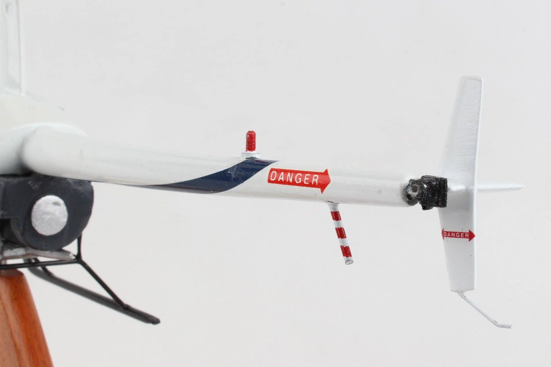 Daron Worldwide Trading – wholesale Decorative tabletop object – EXEC SER ROBINSON R-22 1/24 (HR22TR) (**)4