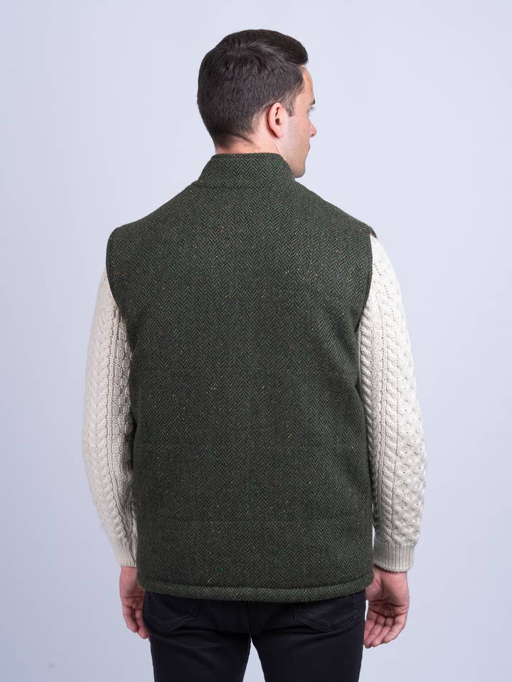 Espina de espiga verde Chaleco acolchado verde en espiga con ribetes de cuero de venta al por mayor en Faire