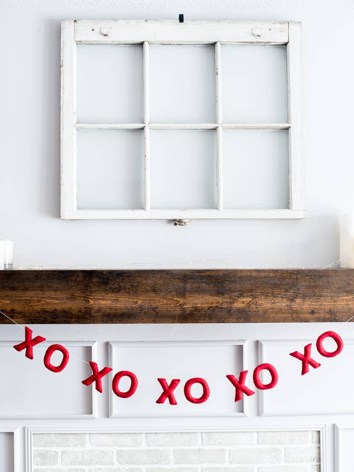 Guirlande (Rouge) XOXO - Saint-Valentin - Décoration de chambre de bébé pour la vente par Nivas