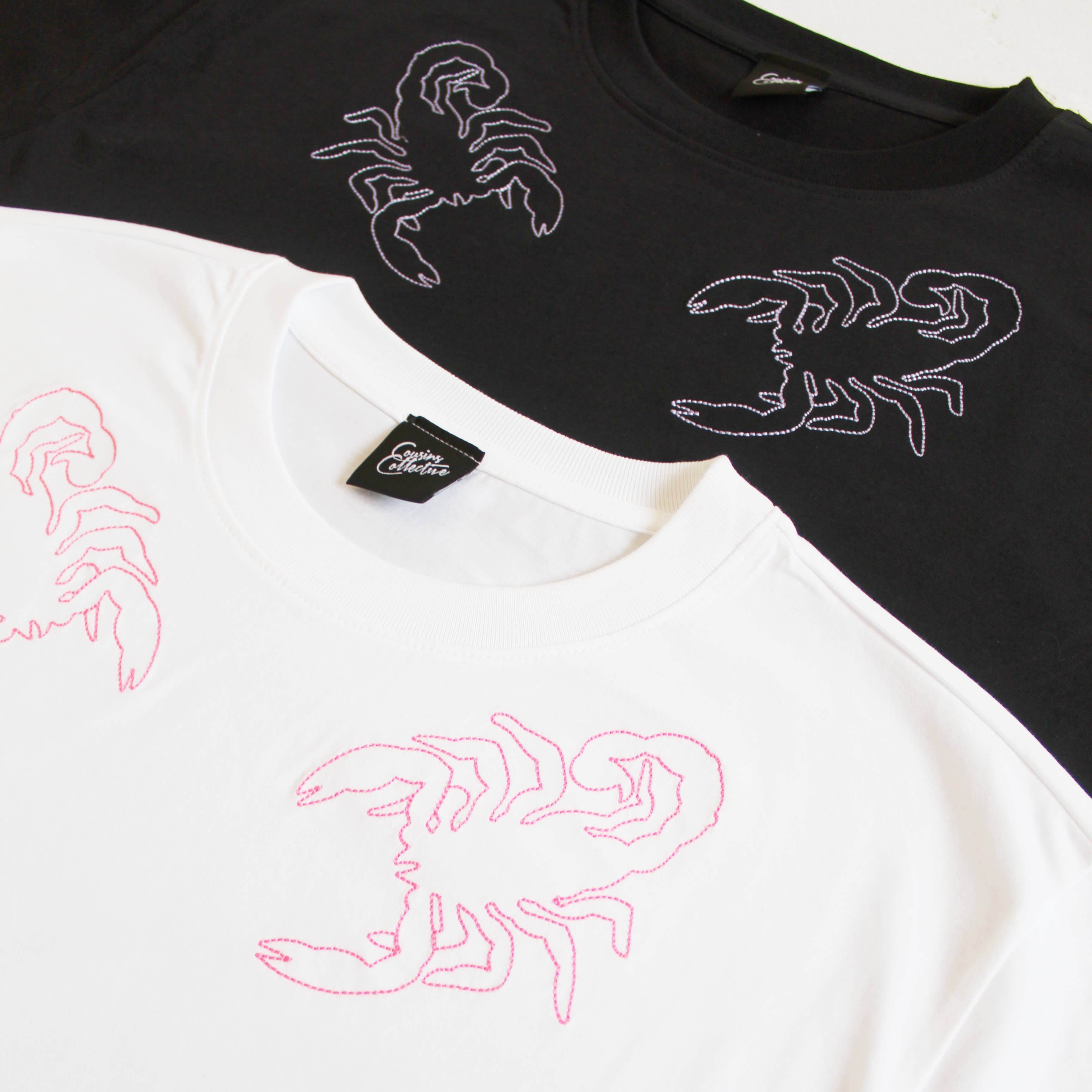 Cousins Collective - Venta al por mayor Camiseta - Unisex - Camiseta unisex con bordado de tatuaje de cuello escorpión2