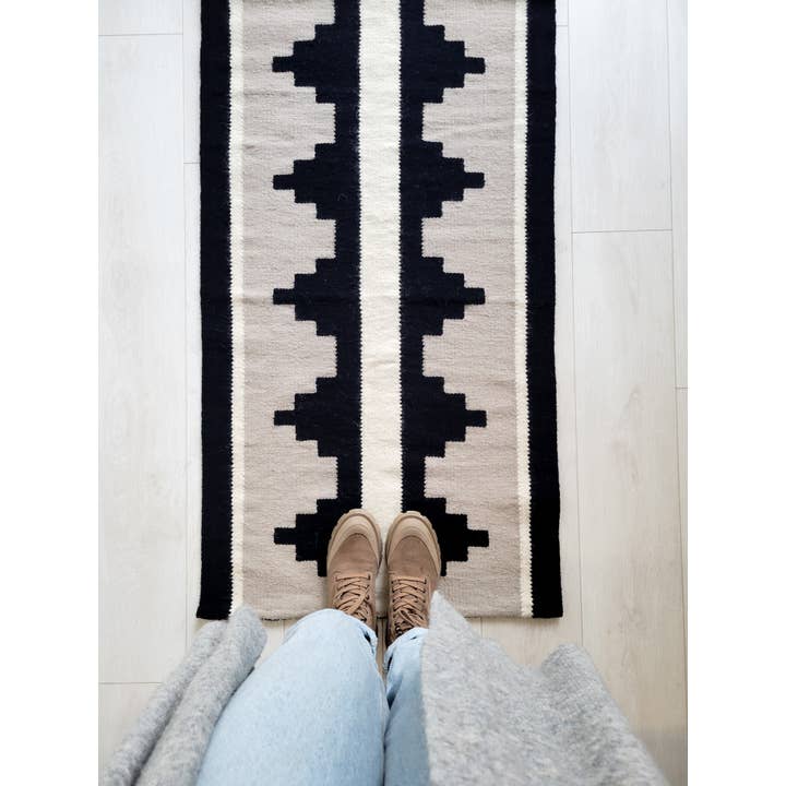 Mumo Toronto Inc - Wholesale Vloerkleed - Nala zwarte handgeweven kilim wollen vloerkleed1