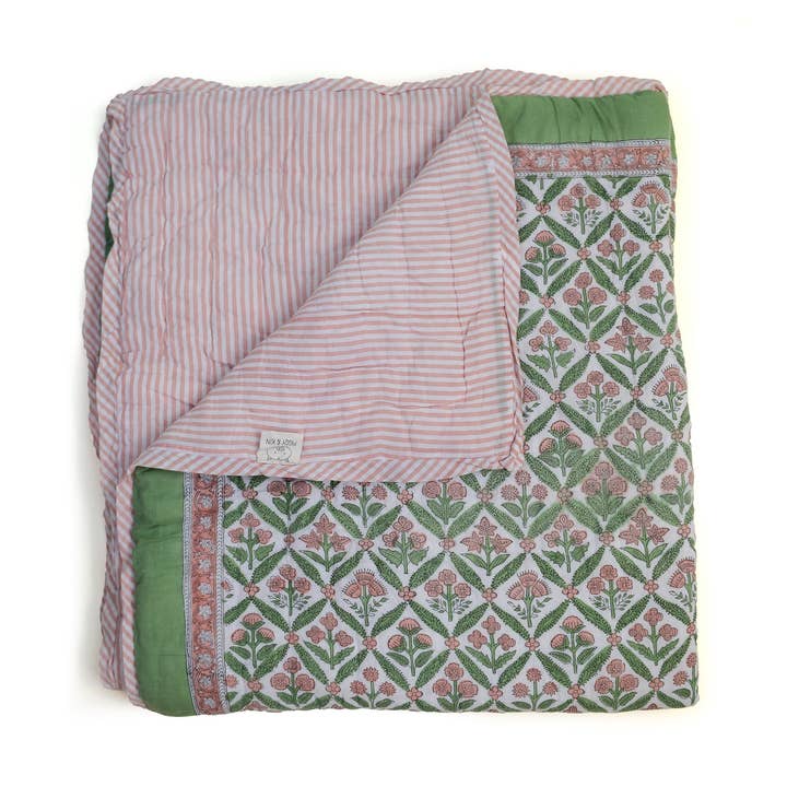 Couverture pour bébé à fleurs pêche et vert. pour la vente par Piggy & Kin