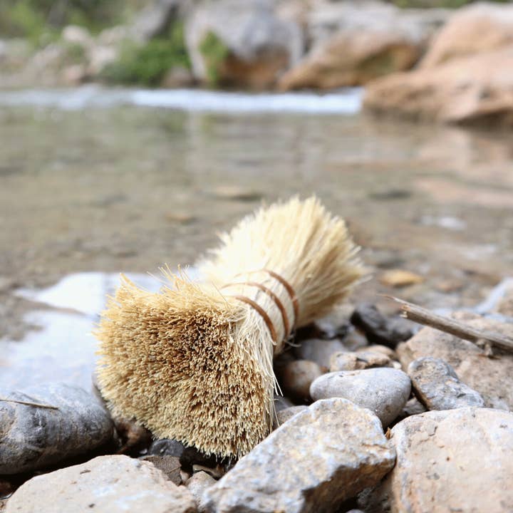 Indo Naturals - Wholesale Cleaning Brush - WHISKER DISH BRUSH: Coir & Copper3