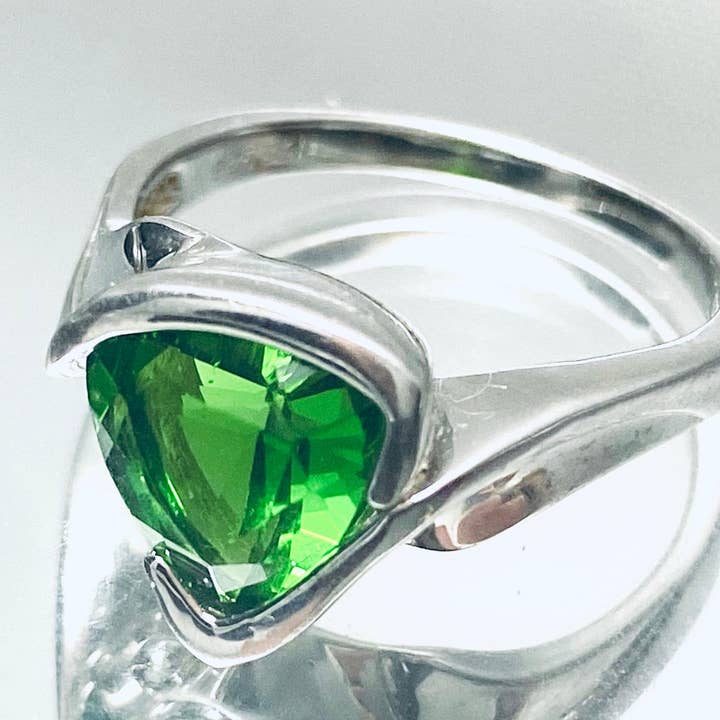 Anillo de plata con helenita clásica de Mt St Helens en talla trillón para venta al por mayor de Twan Kee Jewelry