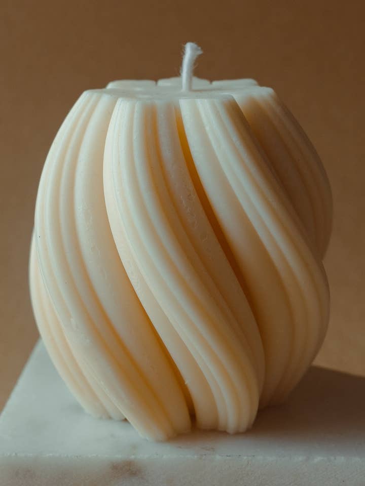 SWIRL // Skulpturel Duftlys for engroshandel hos Luhme Studio