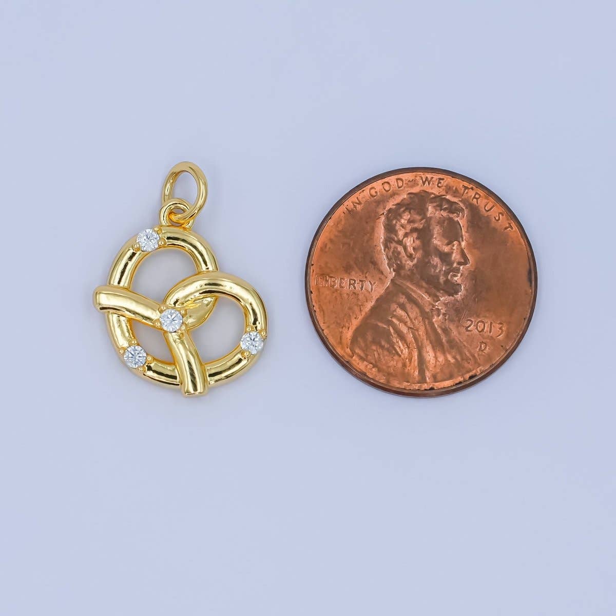 Aim Eternal - Vente Breloques/médailles personnalisées - Pendentif 3D Multidimensionnel Bretzel Pâtisserie en Plaqué Or 24K avec Zircon Cubique Transparent | C0032