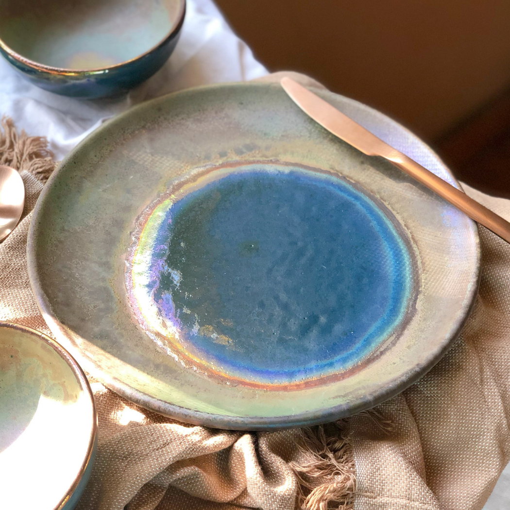 Los Artisans - Vendita all'ingrosso Piatto - Piatti da cena verdi rustici e blu pavone con dettagli dorati metallici9