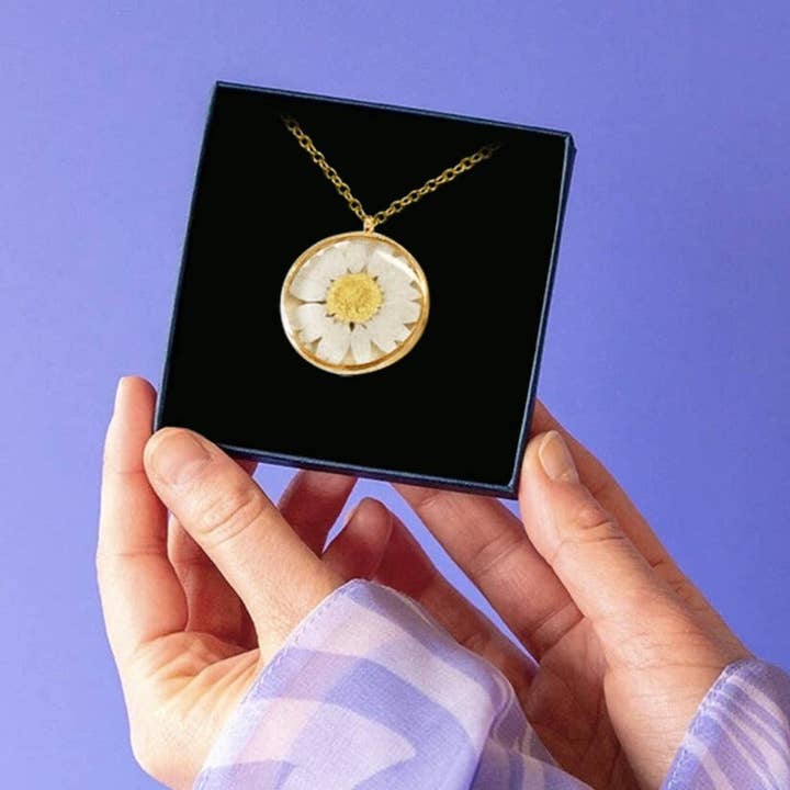 Collier Pressed Daisy personnalisé pour la vente par Lucent Studios Ltd