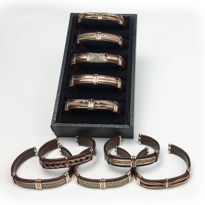 Pakke med 10 store brune læderarmbånd for engroshandel hos HPSilver, LLC