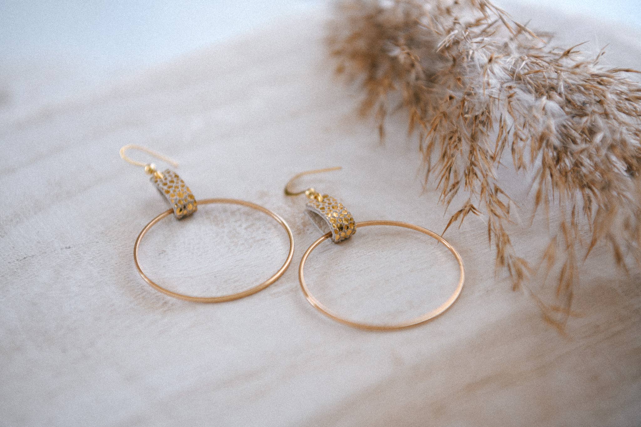 Cecelia Designs Jewelry - Vendita all'ingrosso Orecchini pendenti - Orecchini a cerchio leggeri in pelle e placcati oro2