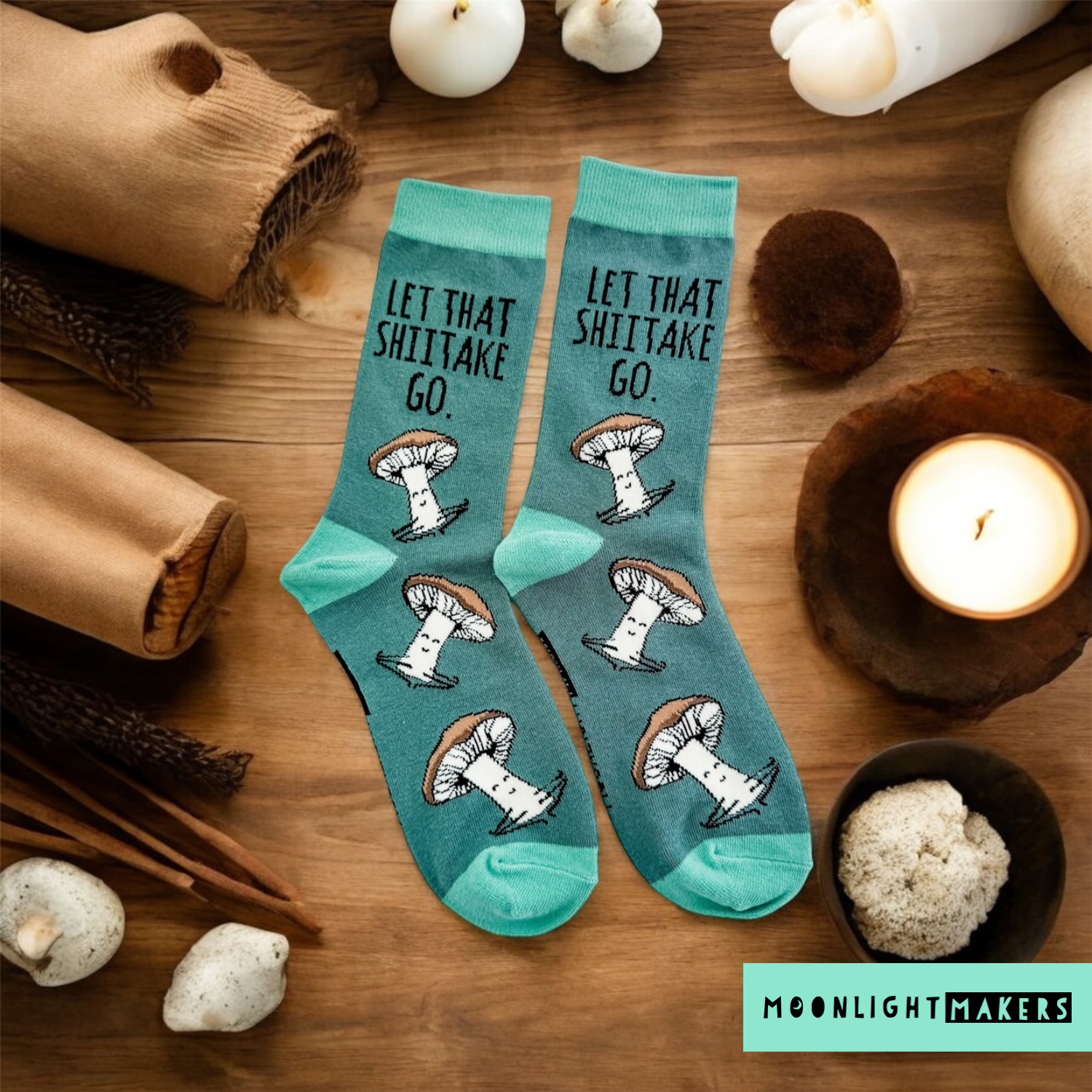 Moonlight Makers – Großhandel Socken - Unisex – Let That Shiitake Go — Lustige Unisex-Socken — Mushroom, Yoga1