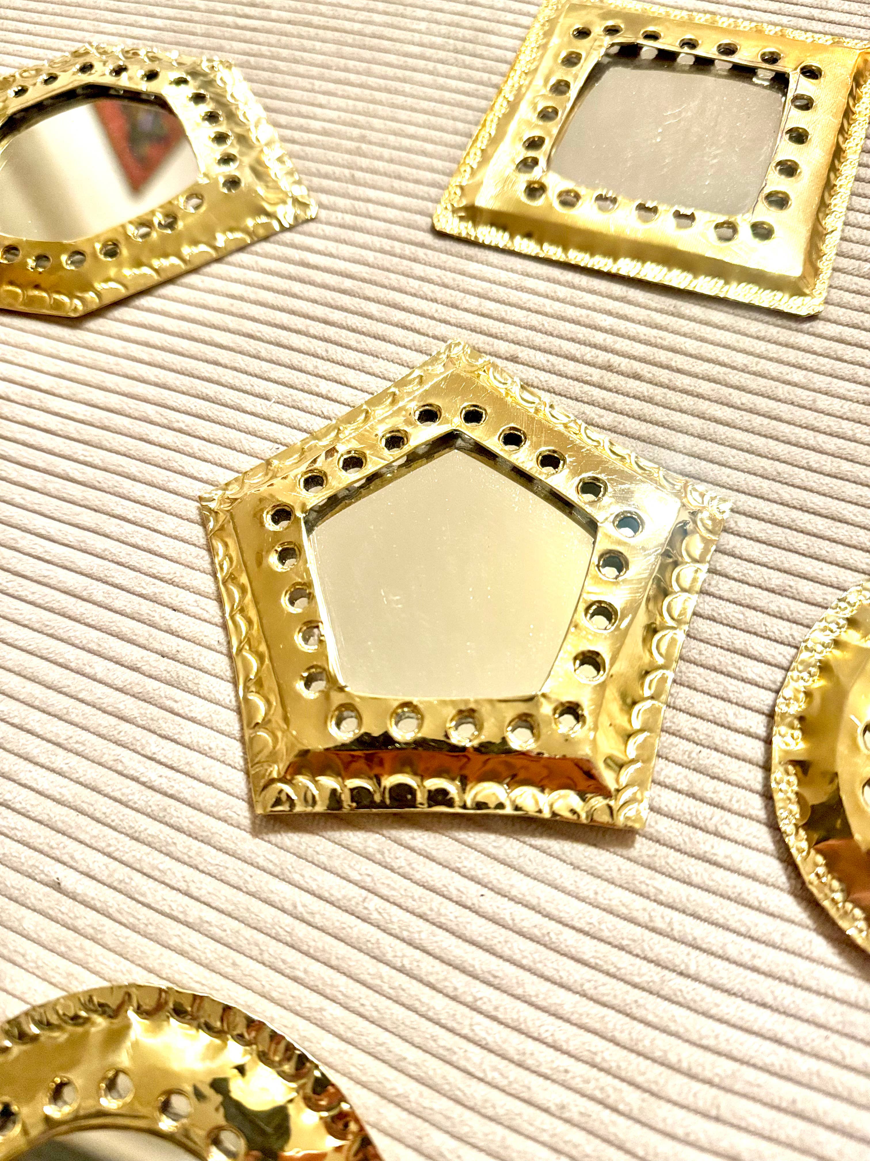 romeda - Vente Miroir mural - Miroirs décoration dorés, Miroir décoration murale en laiton12