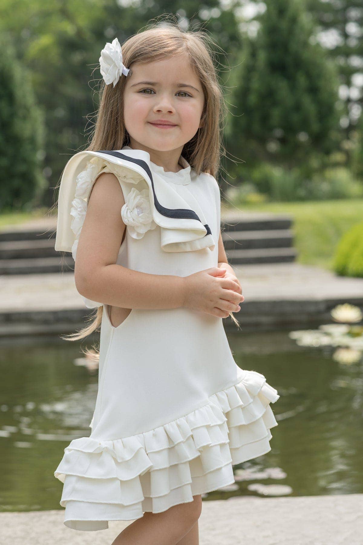 Petite Maison Kids – Großhandel Kleid – Kinder – Alex Weißes Rüschenkleid mit schwarzer Kontrastlinie4