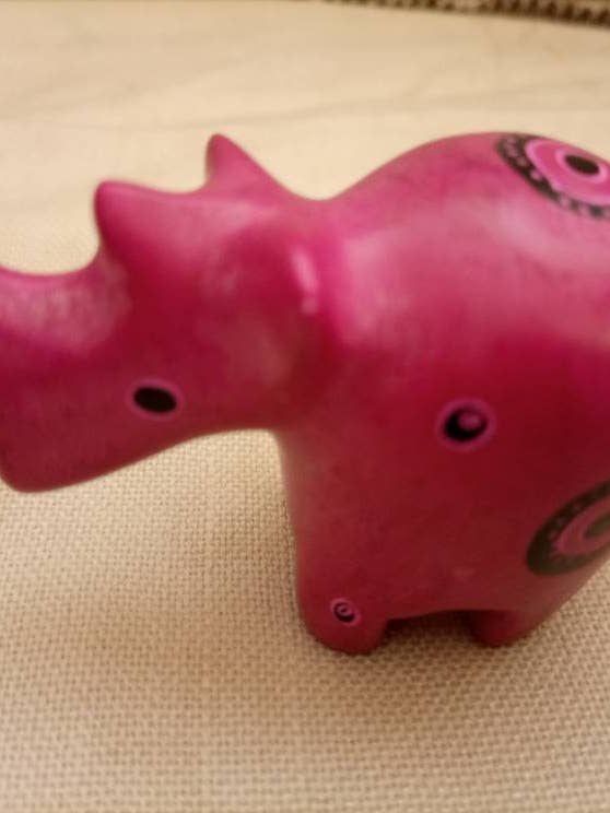 sculpture de rhinocéros en stéatite colorée rose à pois faite à la main pour la vente par Delight merchants
