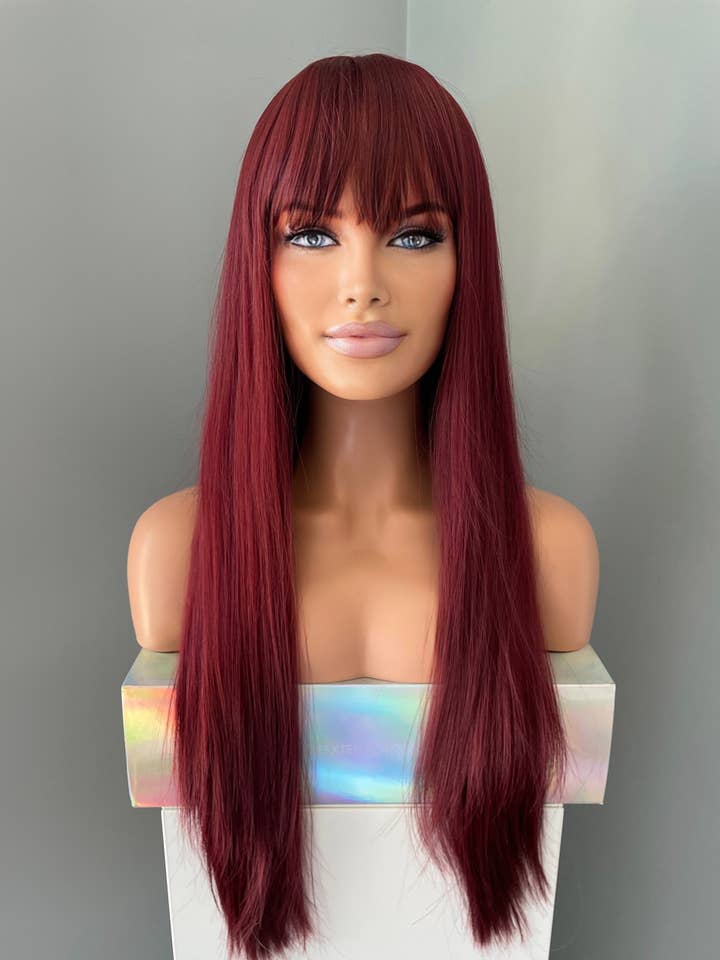 « Raven » - Perruque longue rouge soyeuse droite avec frange pour la vente par The Extension Room