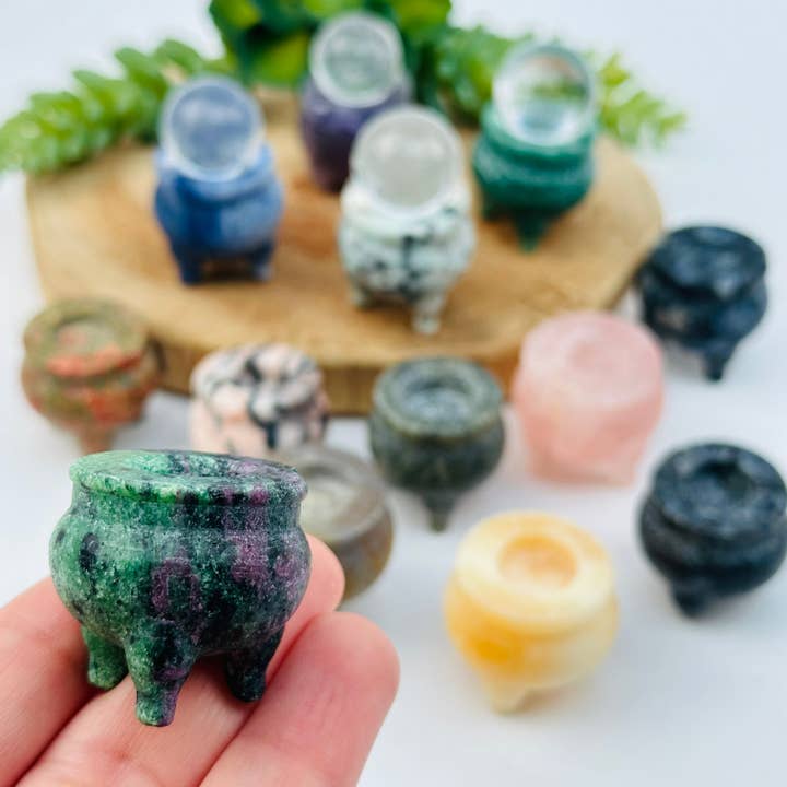 Rock Paradise - Wholesale Spiritual Stone/Crystal - Crystal Cauldrons Mini Stands Witchy Halloween Decor