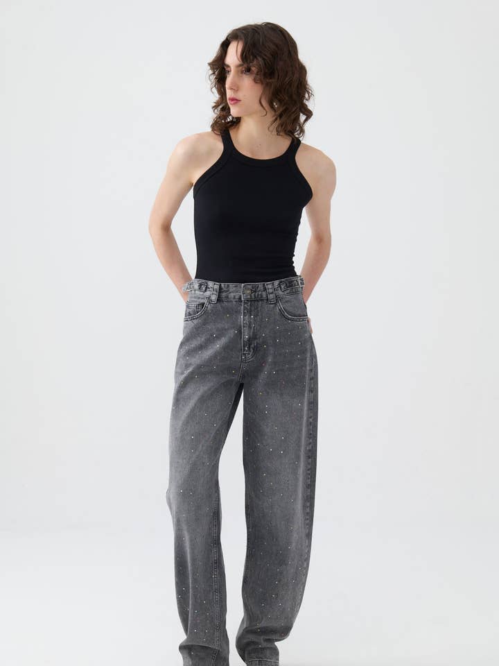 Jean taille haute à coupe ballon pour la vente par NOCTURNE