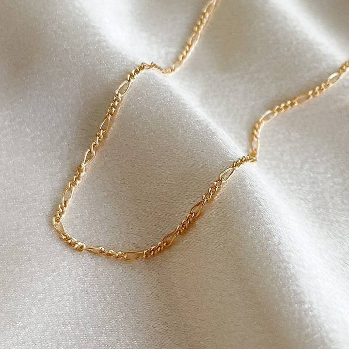 Chaîne Figaro remplie d'or 14 carats - Chaîne unisexe en or simple pour la vente par XO Hanalei