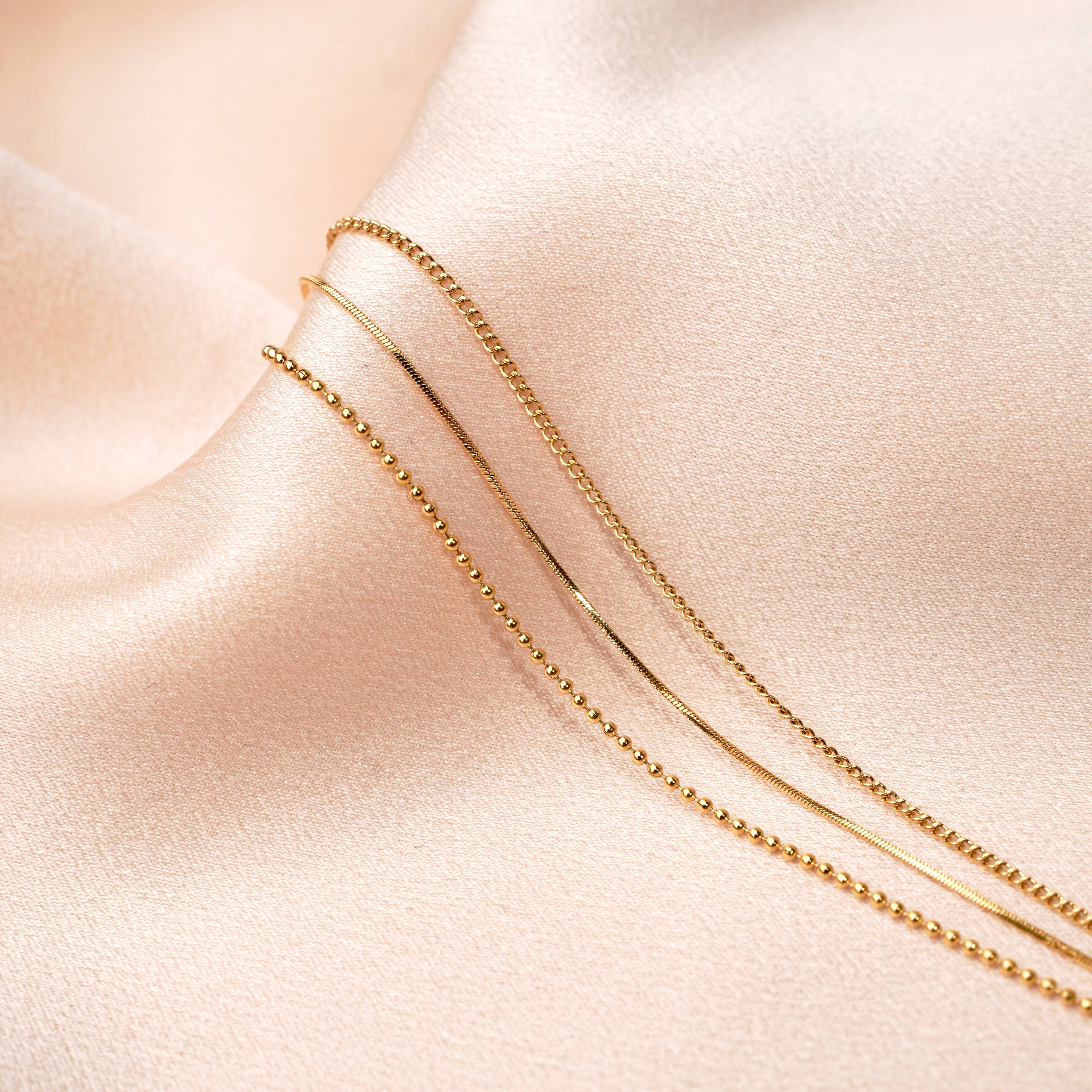 Victoire Collection – wholesale Länkar och kedjearmband – Damarmband i rostfritt stål med tre tunna kedjor1