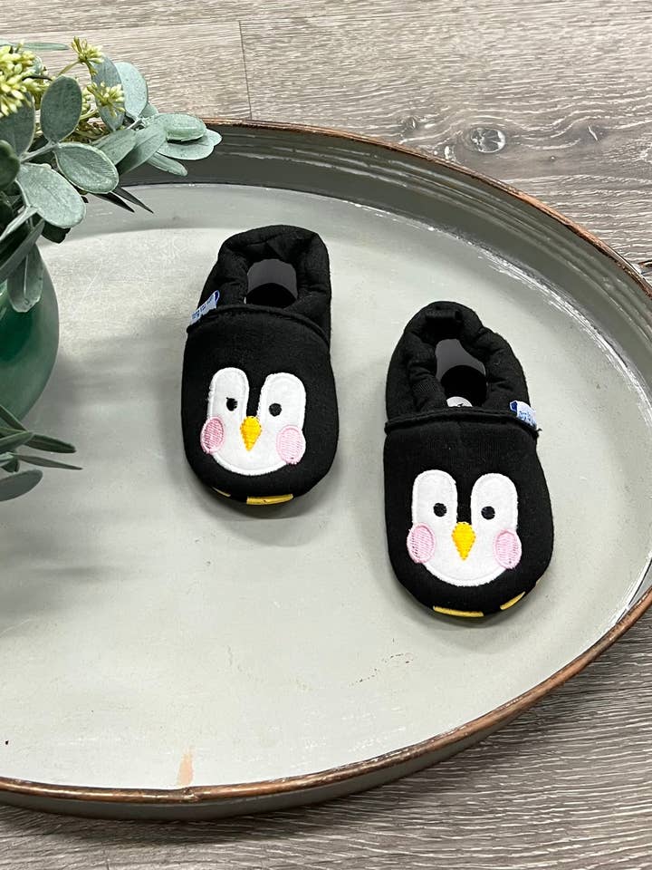 Moca de pingüino negro para venta al por mayor de Two Cute Boutique LLC