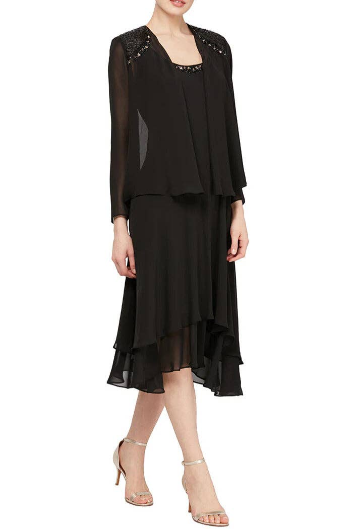 NOIR Robe avec veste en chiffon à manches longues et épaules perlées SL Fashions, jupe à étages et encolure dégagée. en vente sur Faire0