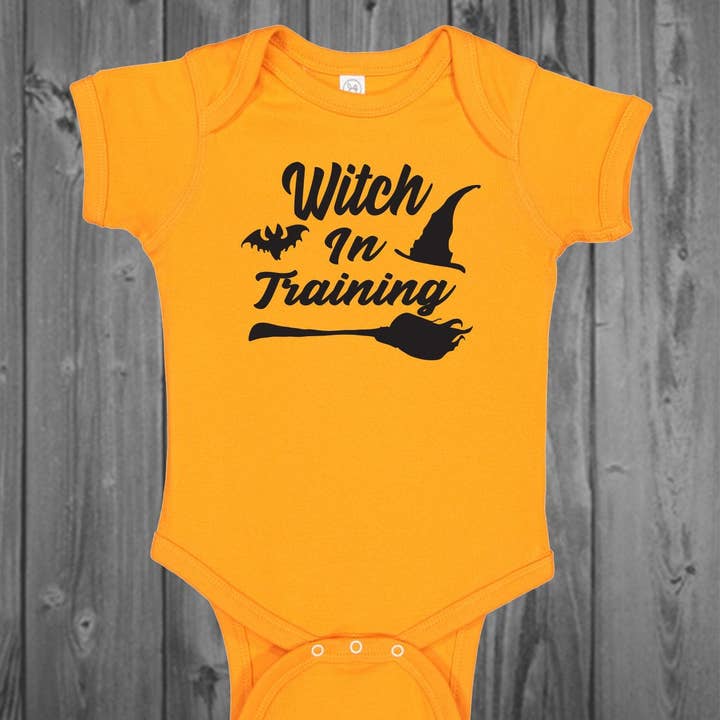 Witch In Training Romper voor baby's voor wholesale door Blaspheme Boutique