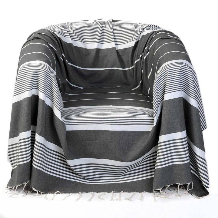 Carthago - Grijze katoenen stoelplaid met witte strepen 200 x 200 voor wholesale door Fouta Futée