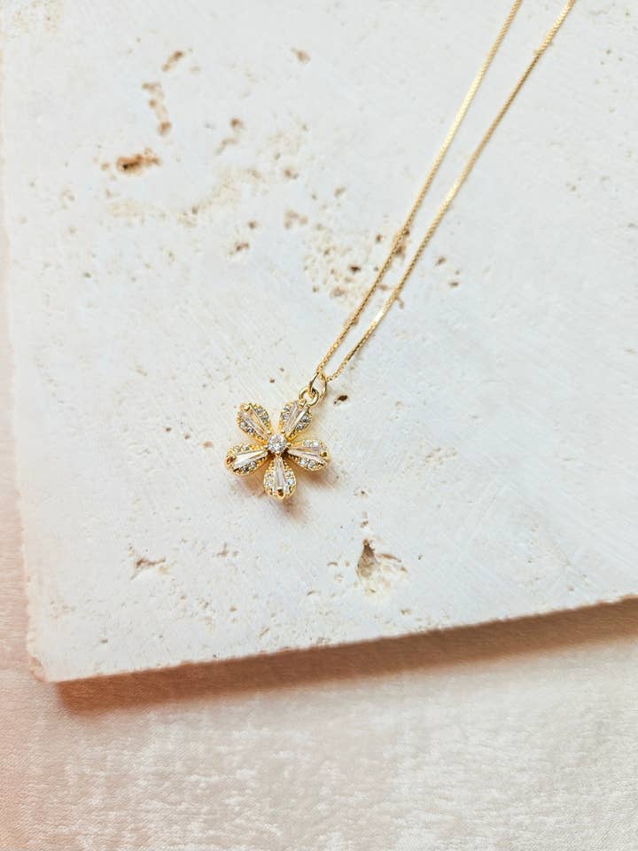 Collier Daisy en Or Rempli de Diamants | Or 18k pour la vente par Lotus & Lace Designs