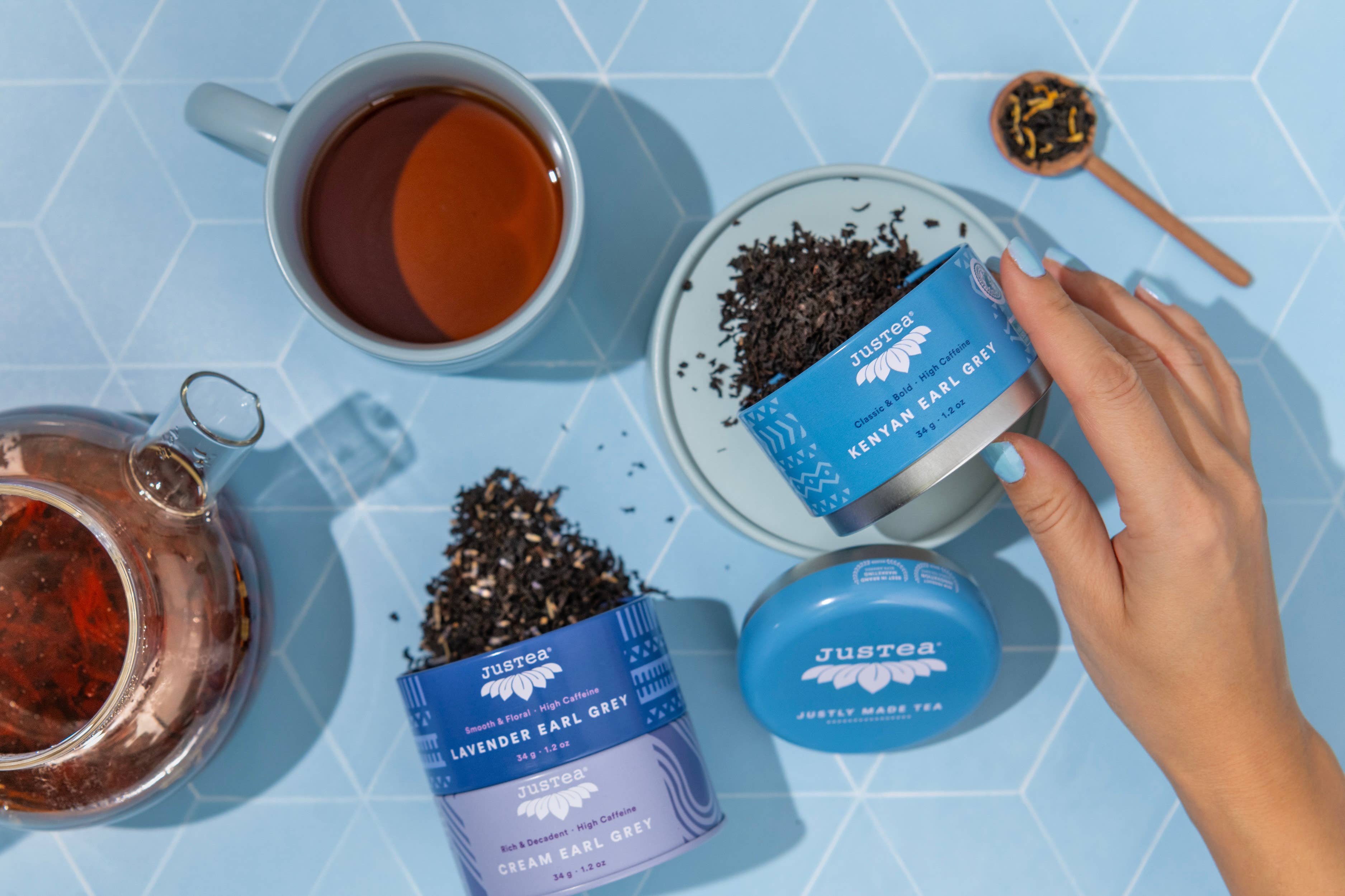 JusTea – Engroshandel Teposer – JusTea Økologisk Earl Grey Te Trio med Dåse og Håndskåret Ske - Fair Trade Te Gave5