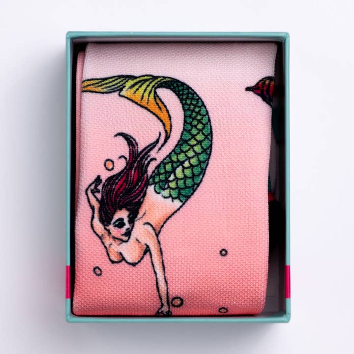 Sailors ruin - medelhöga strumpor med sjöjungfrutema för wholesale av Keepacewear. srl