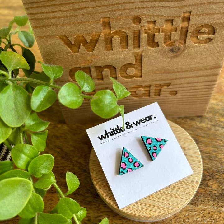 Dreieckige Nieten. Tiermuster in Türkis und Rosa für den Großhandel von Whittle and Wear