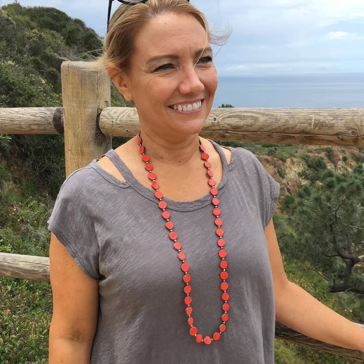 Collar llamativo con cuentas circulares Tomato de 38 pulgadas de largo para venta al por mayor de Stefanie Wolf Designs