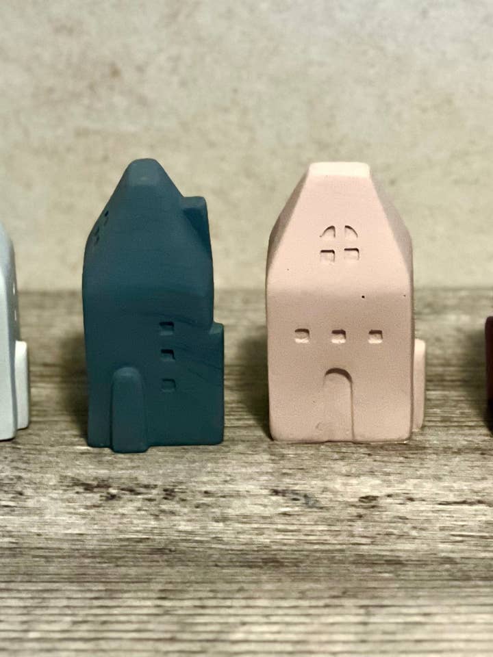 Dekorative Scandi-Häuser aus Jesmonite in monochromen Farbtönen für den Großhandel von EMB Pretty