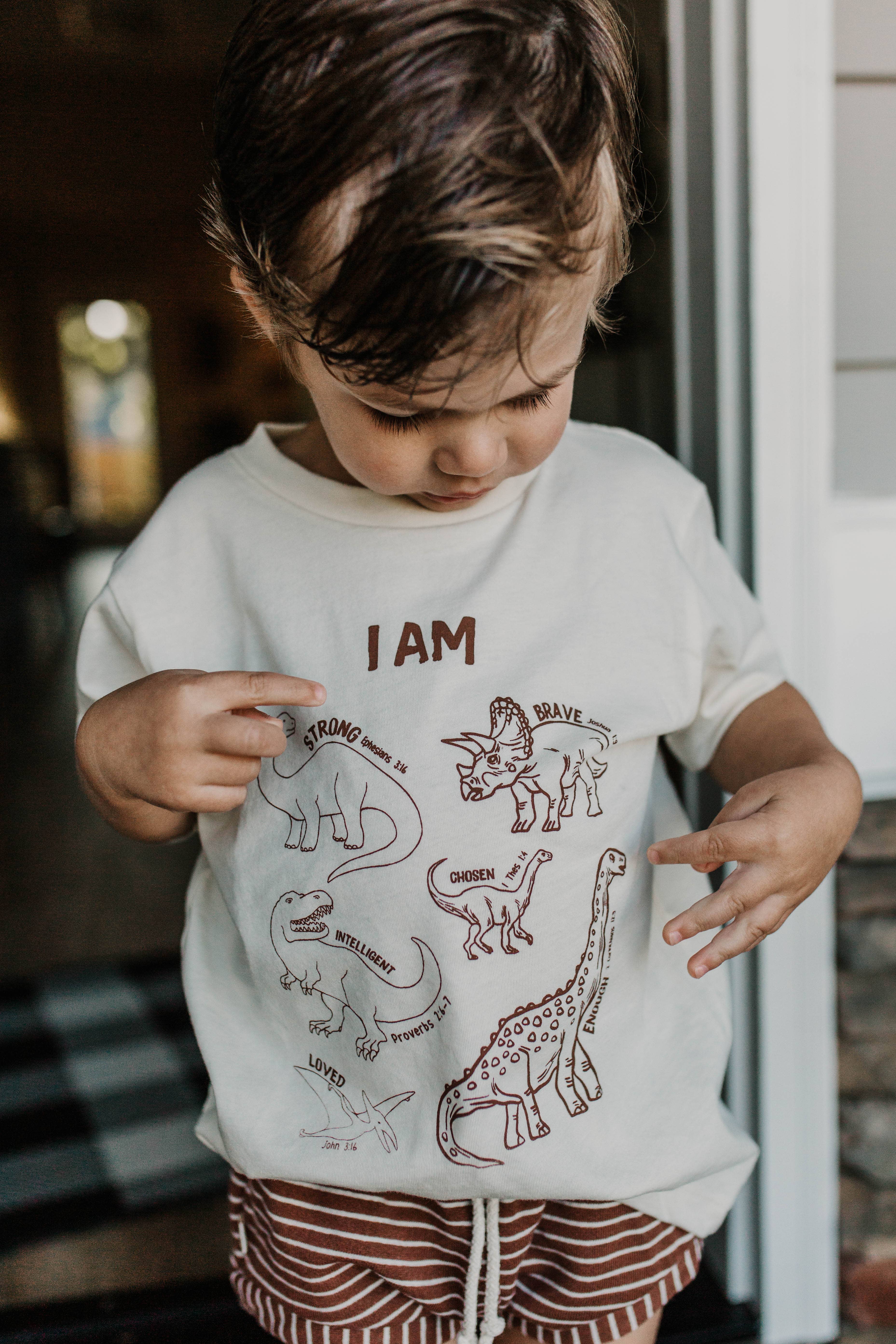 Little & Brave - Vente T-shirt sérigraphié – enfant - T-shirt pour enfants Dino Affirmations chrétiennes3