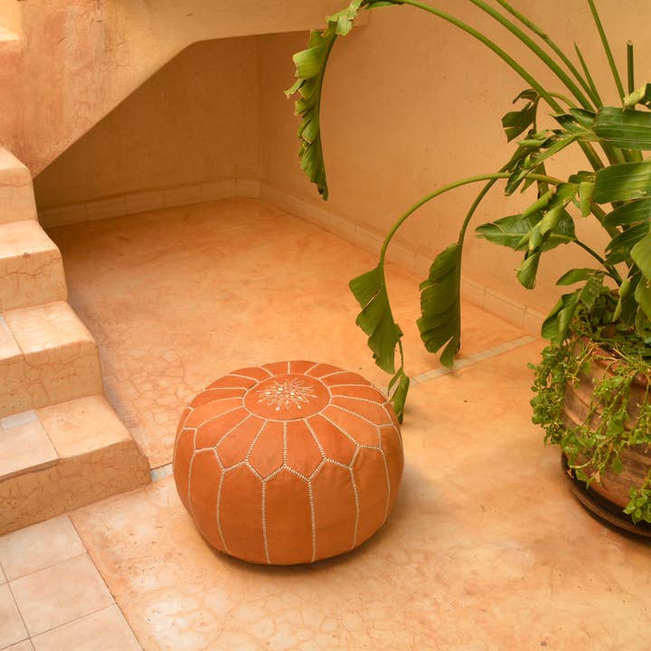 woolsouk ( We handle U.S. import procedures for you ) – Pufe por atacado – Pufe de couro - Pufe redondo não recheado - caramelo1