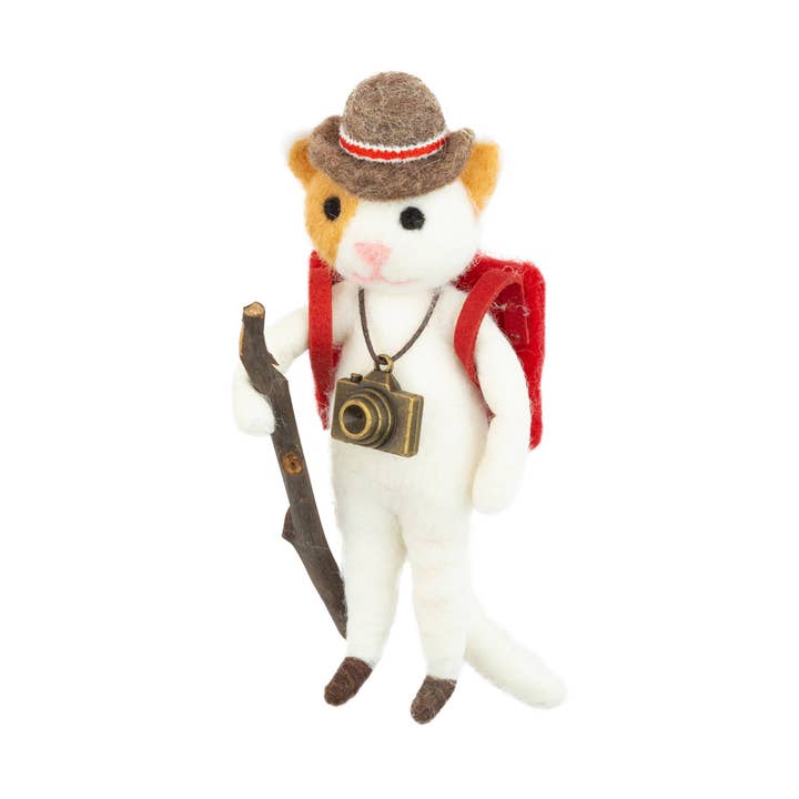 A13607 : Chien de randonnée en feutre orn, chapeau, sac à dos, bâton de marche, 13,5 cm pour la vente par Silver Tree Home & Holiday