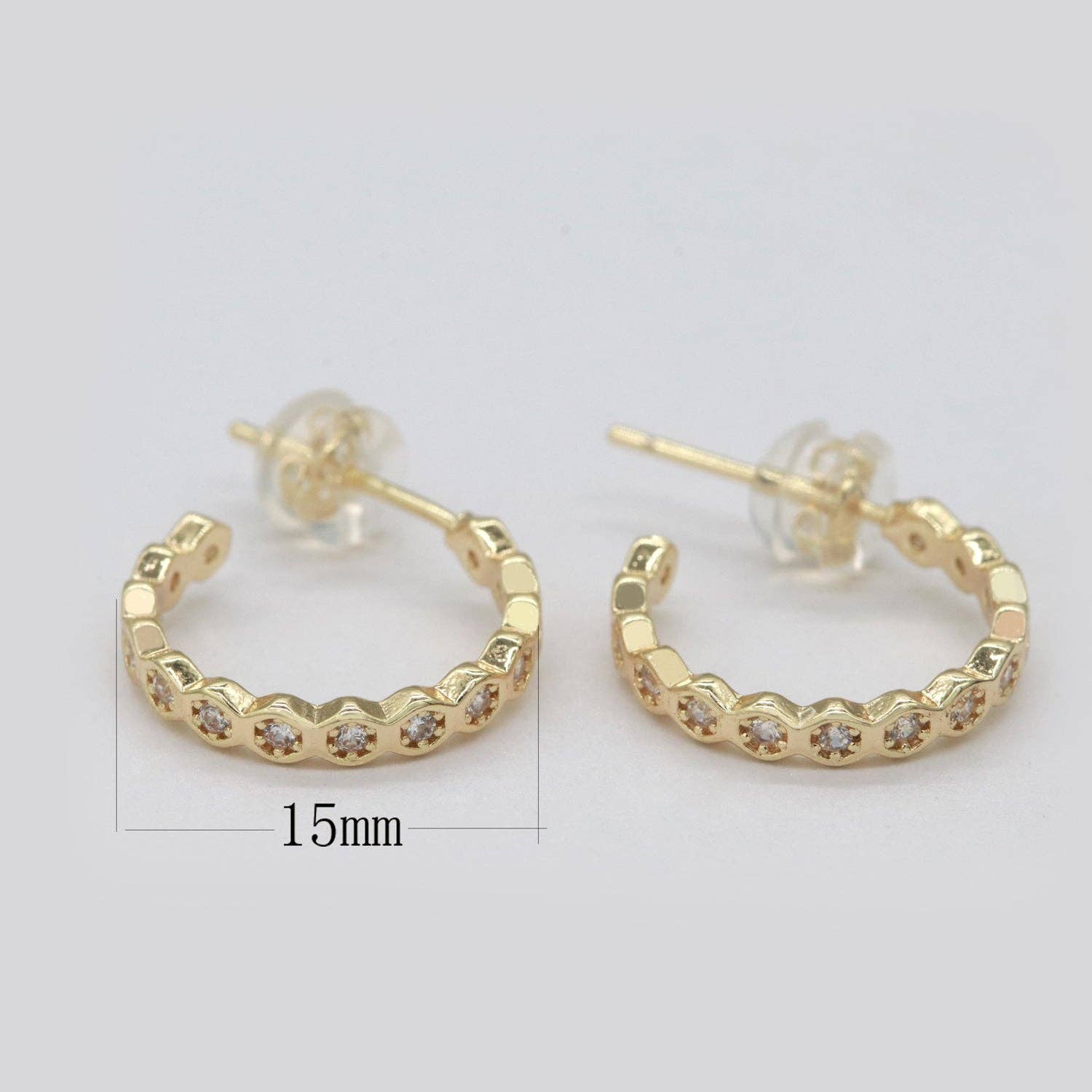 Aim Eternal - Vente Créoles - Ensemble de boucles d'oreilles créoles en or de 15 mm avec lunette géométrique en zircone cubique P1813