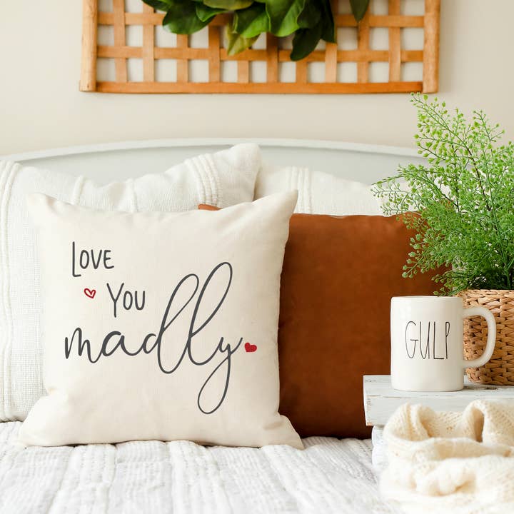 Housse de coussin Love You Madly 45,7 x 45,7 cm pour la vente par Cotton & Crate