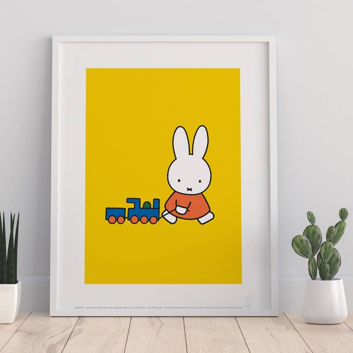 Lámina artística premium Miffy Pulling A Train, 11 x 14 pulgadas para venta al por mayor de Star Editions