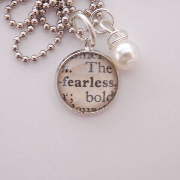 Collana con ciondolo «Fearless» 1/2» per la vendita all'ingrosso da parte di KraftyKash Designs