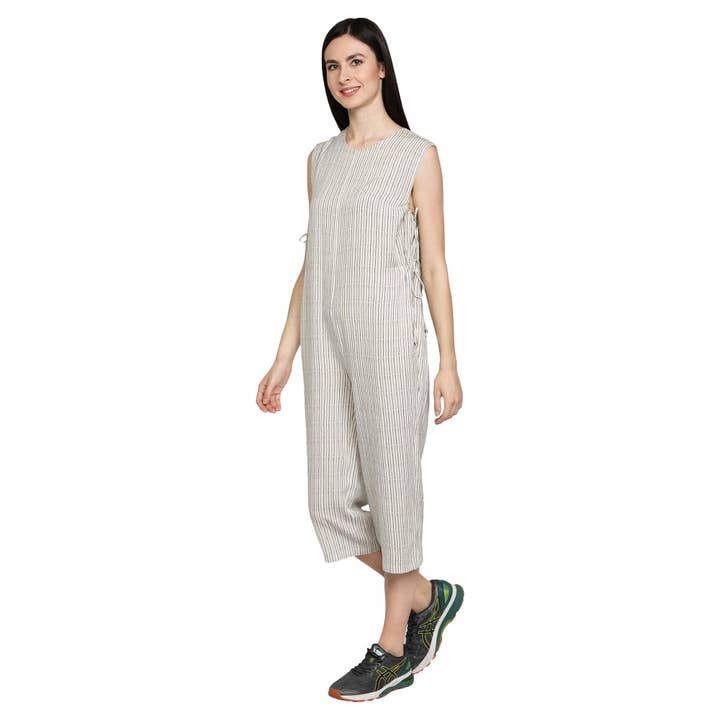 Combinaison Kaila sans manches pour la vente par Love Stone Fashion LLC.