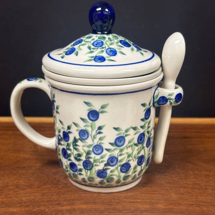 Tasse mit Teesieb, Berries on the Vine für den Großhandel von Music City Polish Pottery