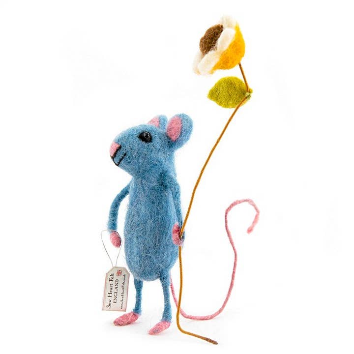 Sew Heart Felt – Großhandel Tischdeko – Blaue Maus hält eine Blume1