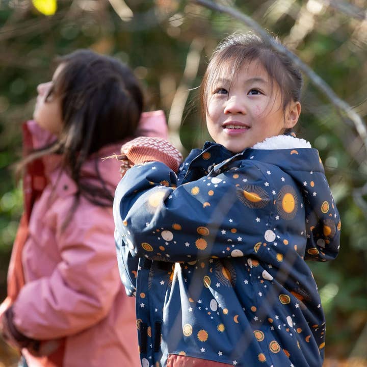 Manteau d'hiver d'aventure imperméable recyclé Night Moon pour la vente par Little Green Radicals