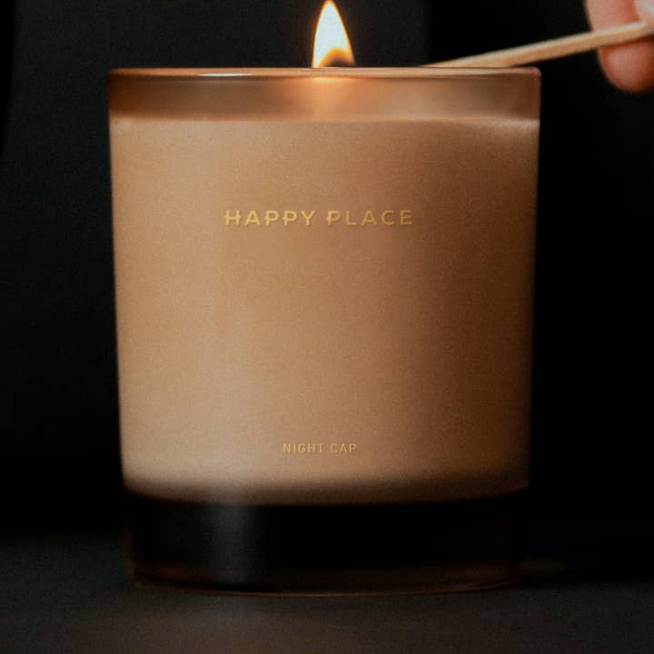 Candela Night Cap Wellness per la vendita all'ingrosso da parte di Happy Place Brand