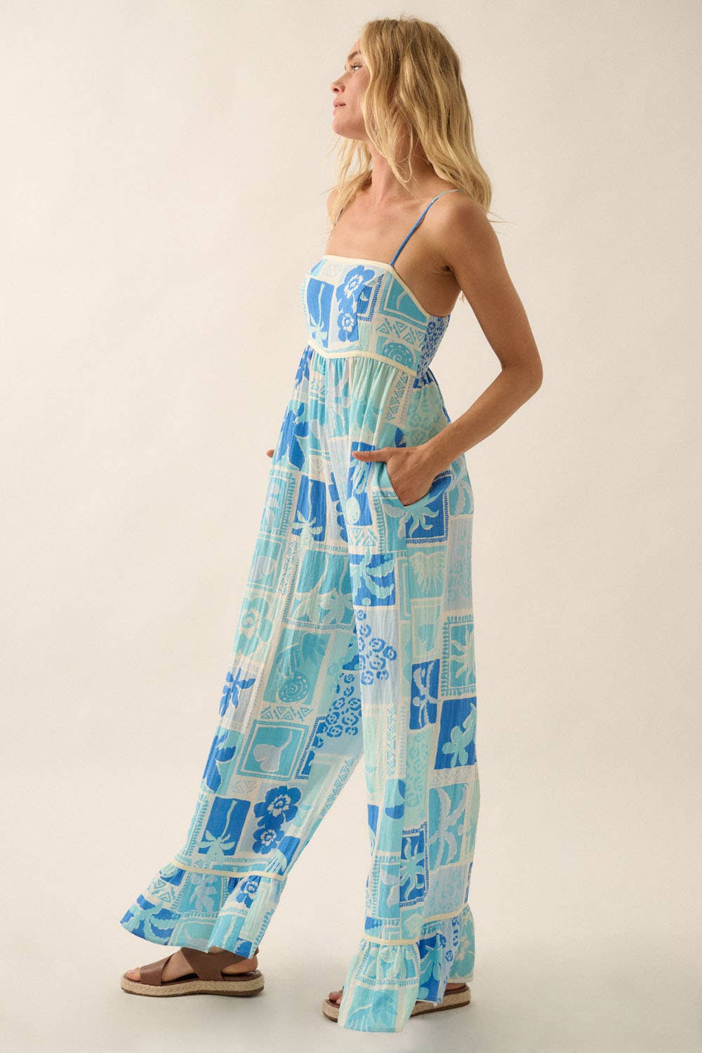 AZUL AGUAMARINA Mono de tirantes con volantes y pernera ancha de estampado floral tropical de venta al por mayor en Faire3