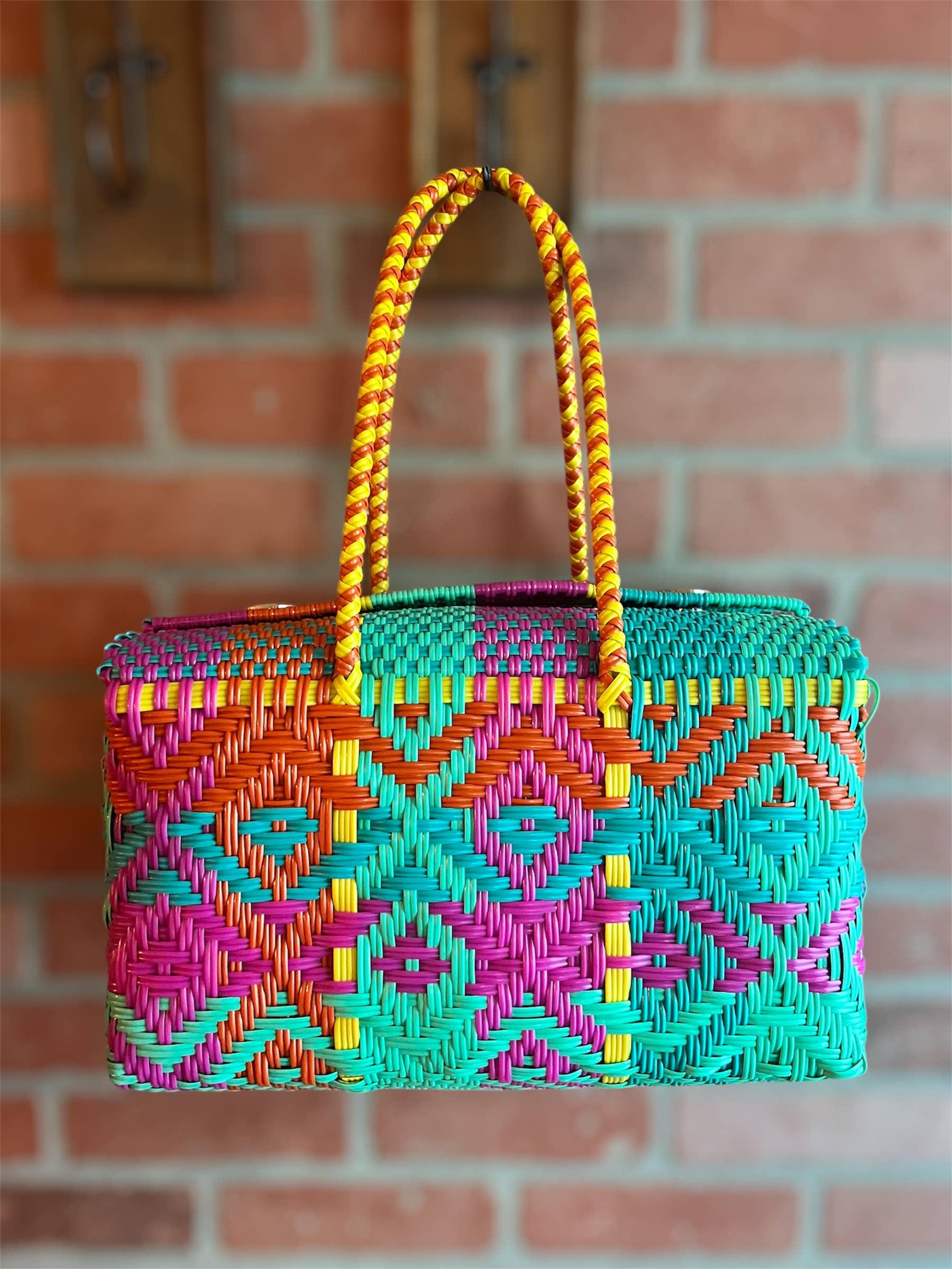 The Faria – Großhandel Strandtaschen – Fuchsie und Türkis. Handgewebte Strandtaschen aus recyceltem Kunststoff5