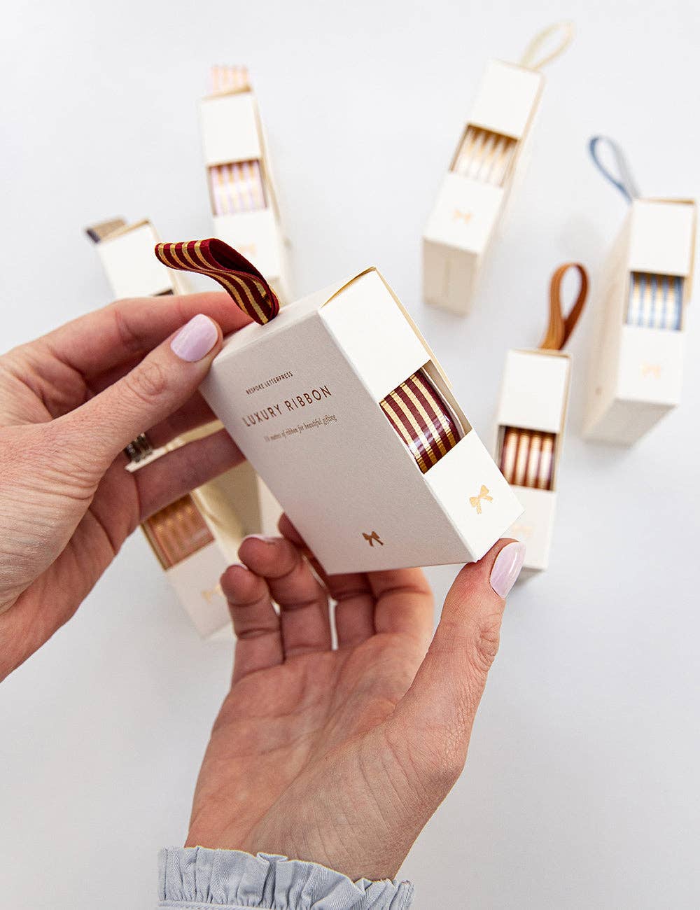 Bespoke Letterpress – Großhandel Band – Geschenke verpacken – Rotes Goldfolien-Geschenkband mit Streifen – 10 Meter11